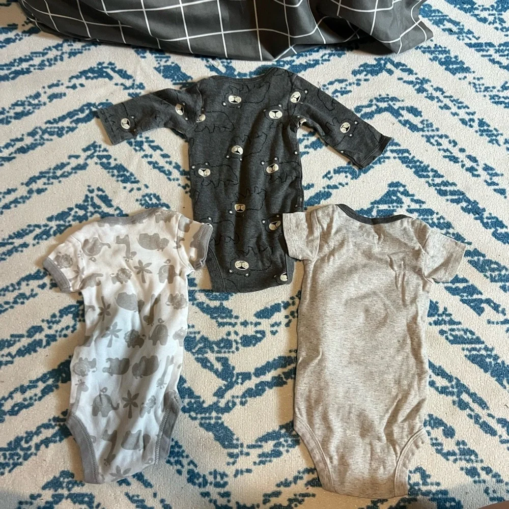 BUNDLE Gerber Gray and White Bodysuits Essential One Pieces